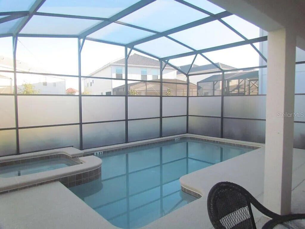 Lämmitetty uima-allas