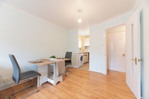 Dining - Bright One Bedroom Flat with Parking, Near the London Museum - Pass the Keys (London)