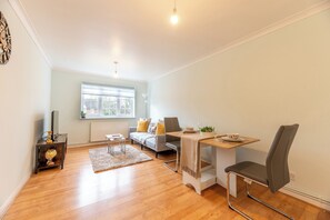 Interior - Bright One Bedroom Flat with Parking, Near the London Museum - Pass the Keys (London)