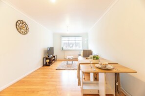 Interior - Bright One Bedroom Flat with Parking, Near the London Museum - Pass the Keys (London)