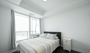 2 bedrooms, desk, iron/ironing board, free WiFi - Fully equipped 1 bedroom+den steps to Finch Subway (Toronto)