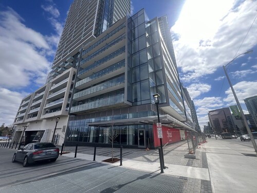 Fully equipped 1 bedroom+den steps to Finch Subway