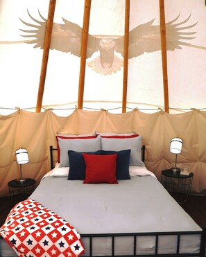 1 bedroom, free WiFi, bed sheets, wheelchair access - Free Bird Teepee at The Edge—Unique Riverfront Glamping in Salt Lick, KY (Salt Lick)