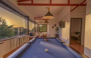 Games room - Walk to Beach - Hot Tub - Ensuite Queen bed Room (Coco)