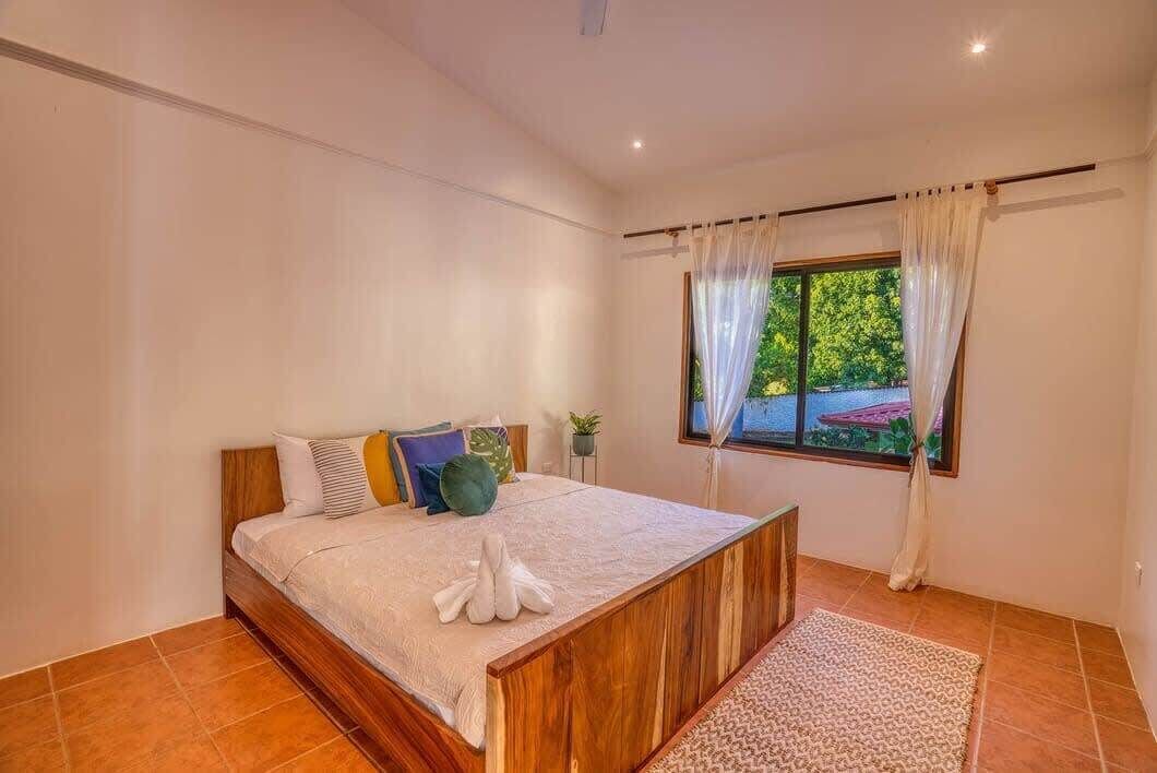 Una scrivania, ferro/asse da stiro, culla da viaggio, Wi-Fi