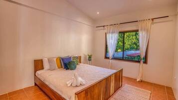 Una scrivania, ferro/asse da stiro, culla da viaggio, Wi-Fi