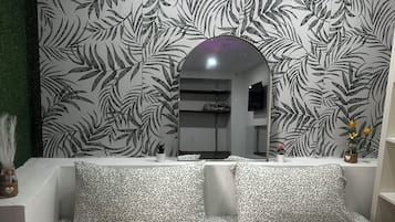 Hus Comfort - 1 sovrum - privat badrum - utsikt mot staden | Sängtillbehör av högsta kvalitet och mörkläggningsgardiner