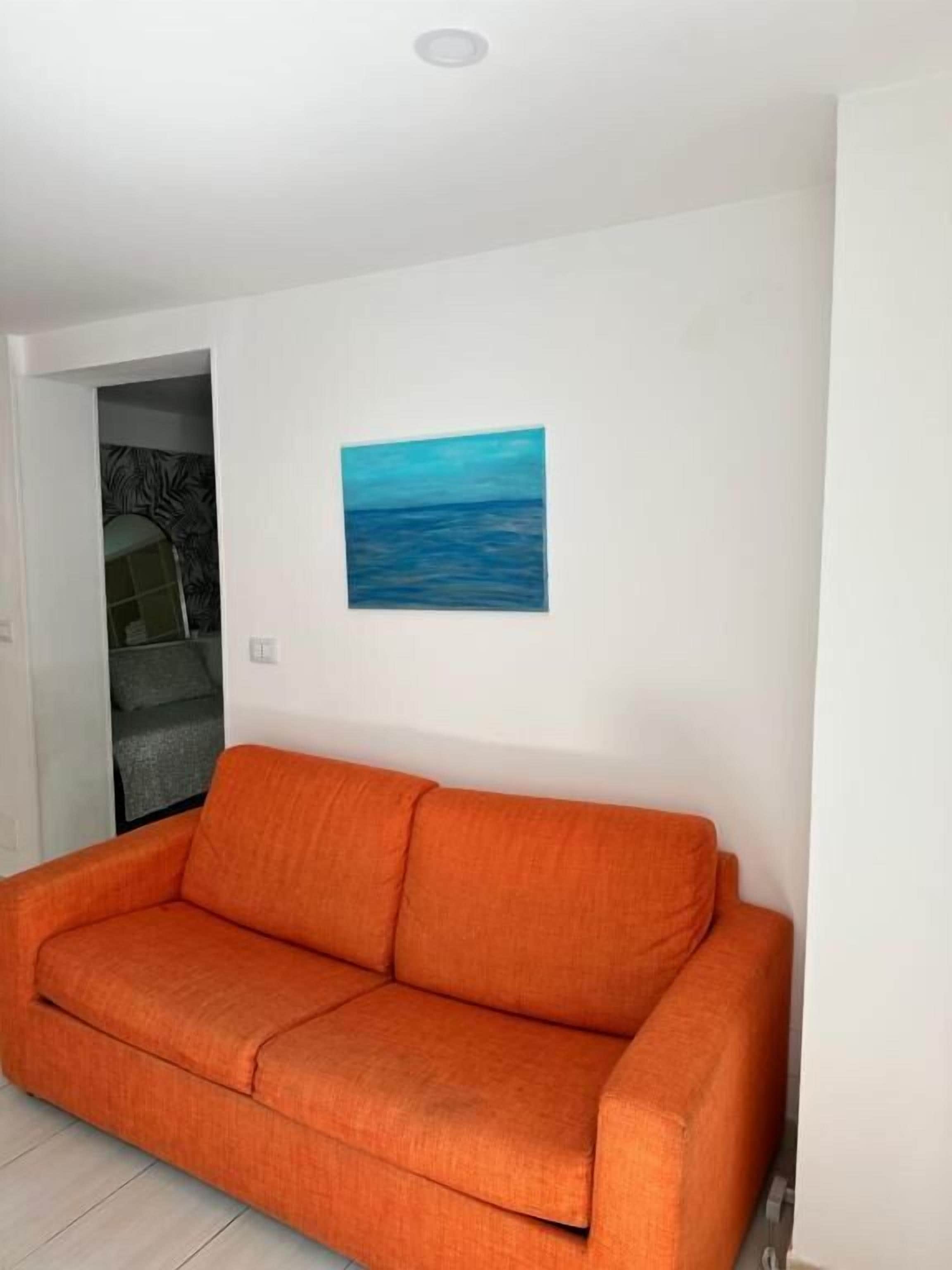 Comfort House, 1 Bedroom, Private Bathroom, City View | Living area | 40-inch Smart TV with digital channels, Netflix, streaming services