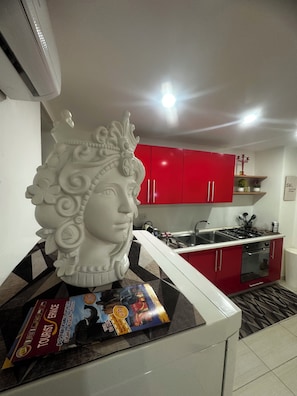 Comfort House, 1 Bedroom, Private Bathroom, City View | Living area | 40-inch Smart TV with digital channels, Netflix, streaming services - Spazio Apartments Fornai (Catania)