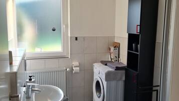 Haartrockner, Handtücher, Seife, Toilettenpapier