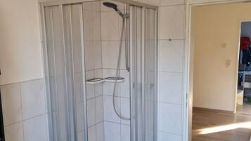 Haartrockner, Handtücher, Seife, Toilettenpapier