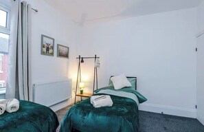 2 bedrooms, iron/ironing board, WiFi, bed sheets - Modern 2 - Bed House Near Manchester City Centre - Sleeps 6 (Salford)