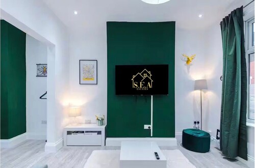 Modern 2 - Bed House Near Manchester City Centre - Sleeps 6