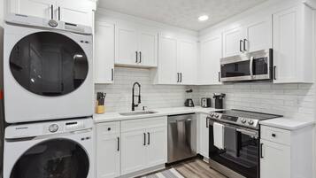 Micro-ondes, four, plaque de cuisson, lave-vaisselle