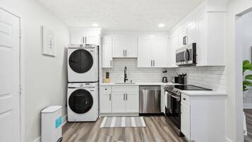 Micro-ondes, four, plaque de cuisson, lave-vaisselle