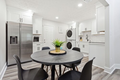 Modern Comfort Meets Athens Charm – 2BR Home By RHM Home Pro