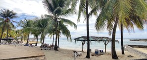 Plage, chaises longues