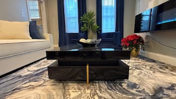 Smart TV, fireplace