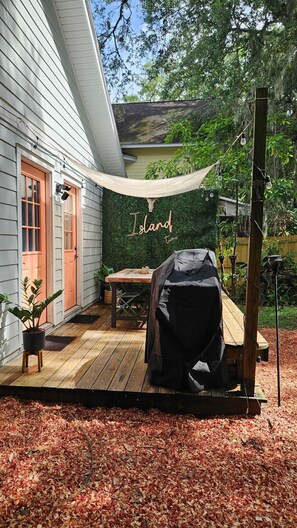 Outdoor dining - Amelia Island Home & Pet Friendly Fully Fenced in backyard, NearBeach & downtown (Fernandina Beach)