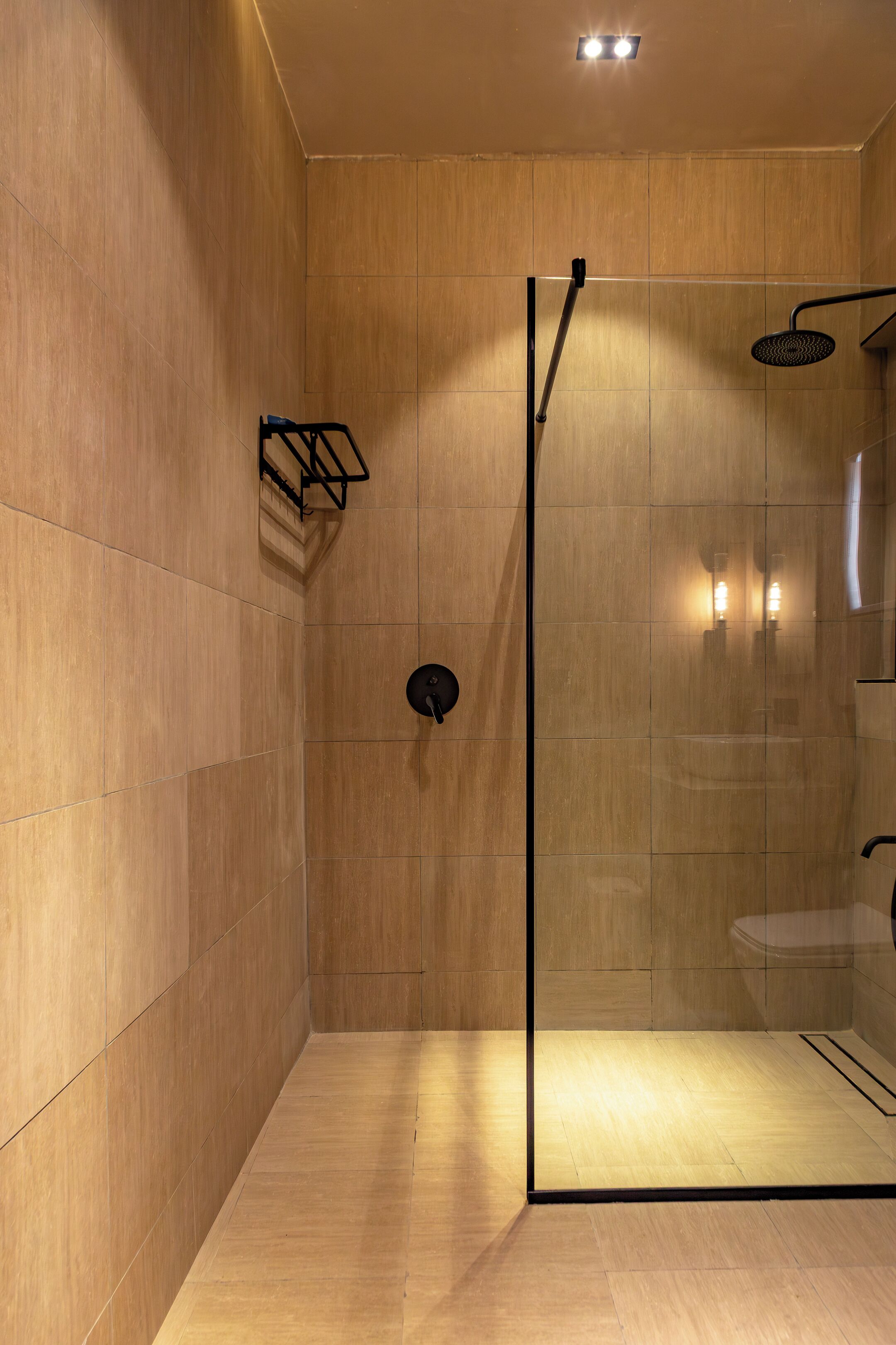 Douche, serviettes fournies, savon, papier toilette