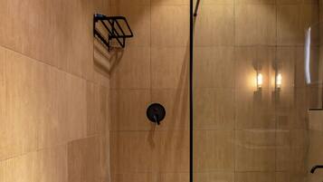 Douche, serviettes fournies, savon, papier toilette