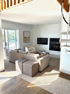 Smart TV, fireplace, ping pong - Modern Lake Michigan Cottage with Private Beach on Low Bluff (Montague)