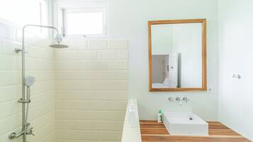 Een douche, een haardroger, handdoeken, zeep