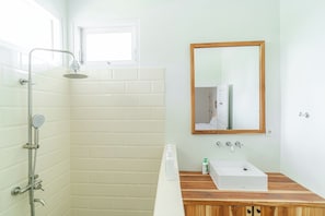 Een douche, een haardroger, handdoeken, zeep