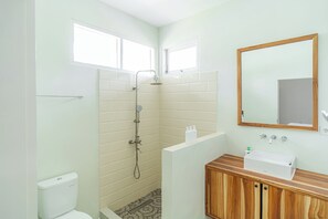 Shower, hair dryer, towels, soap - Danielle Villa- Your Home on Gili Trawangan (Gili Trawangan)