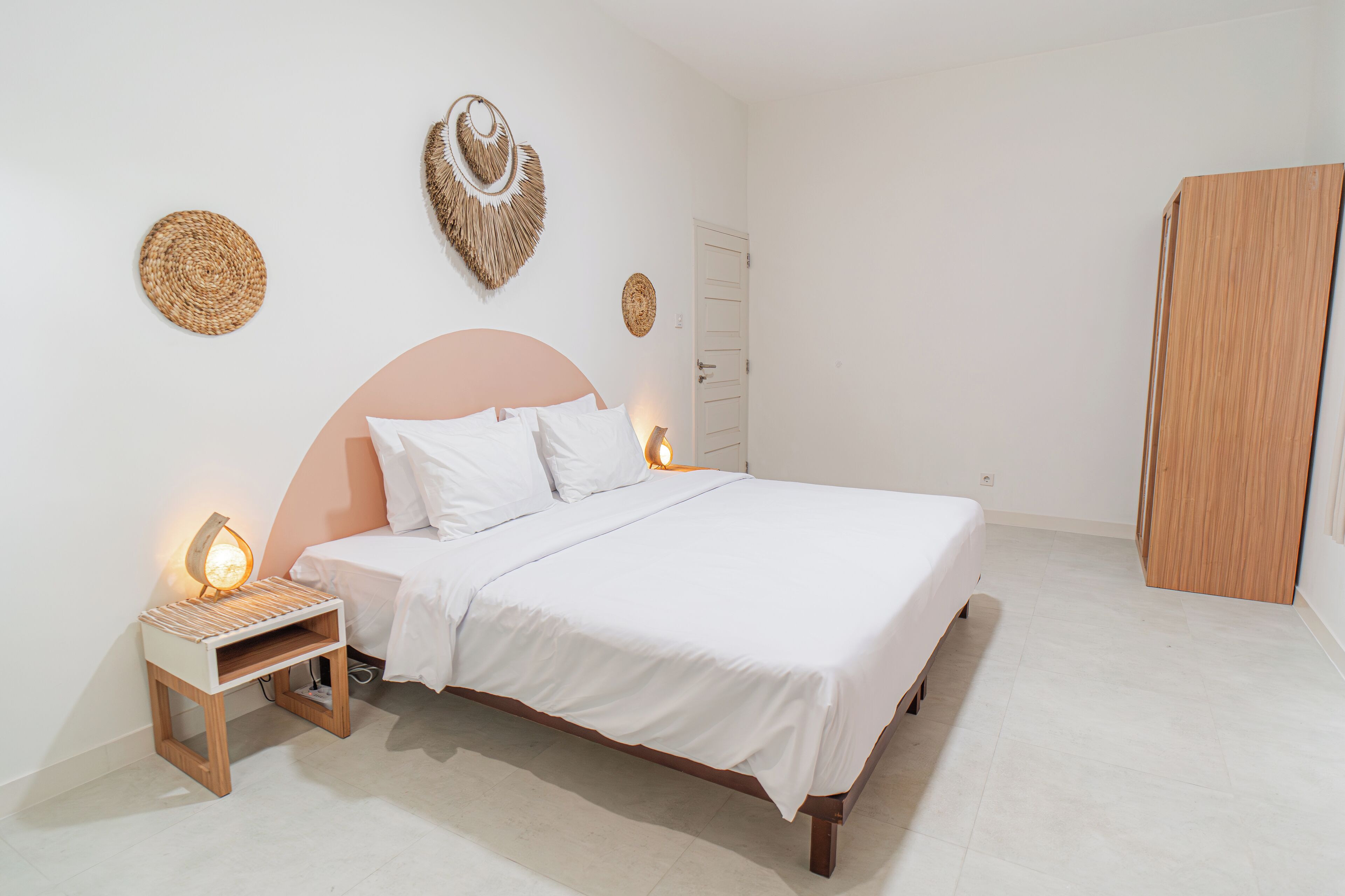 Een strijkplank/strijkijzer, wifi, beddengoed