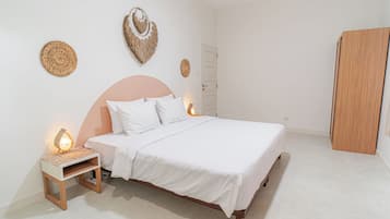 Een strijkplank/strijkijzer, wifi, beddengoed