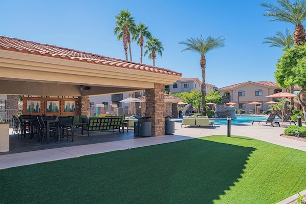 Comfort Apartment | Outdoor dining - The Quiet Corner (Glendale)