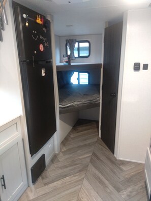 Tabla de planchar con plancha, wifi y ropa de cama 