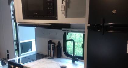 Delightful 1-bedroom recreational vehicle with AC in Paris!
