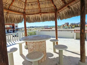 Outdoor dining - 2BR Condo Near Sandy Beach - Pool - Fast WiFi (Puerto Peñasco)