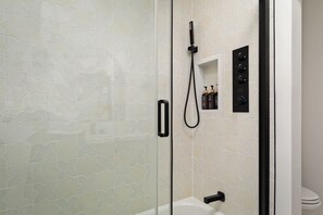 Shower, hair dryer, towels, soap - Mountain Road Retreat (Front Royal)