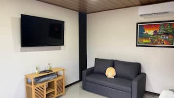 Deluxe Studio, Garden View | Living area