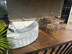 Deluxe Studio, Garden View | Tempat makan luar