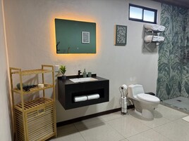 Deluxe Studio, Garden View | Bathroom | Shower, hair dryer, towels, soap