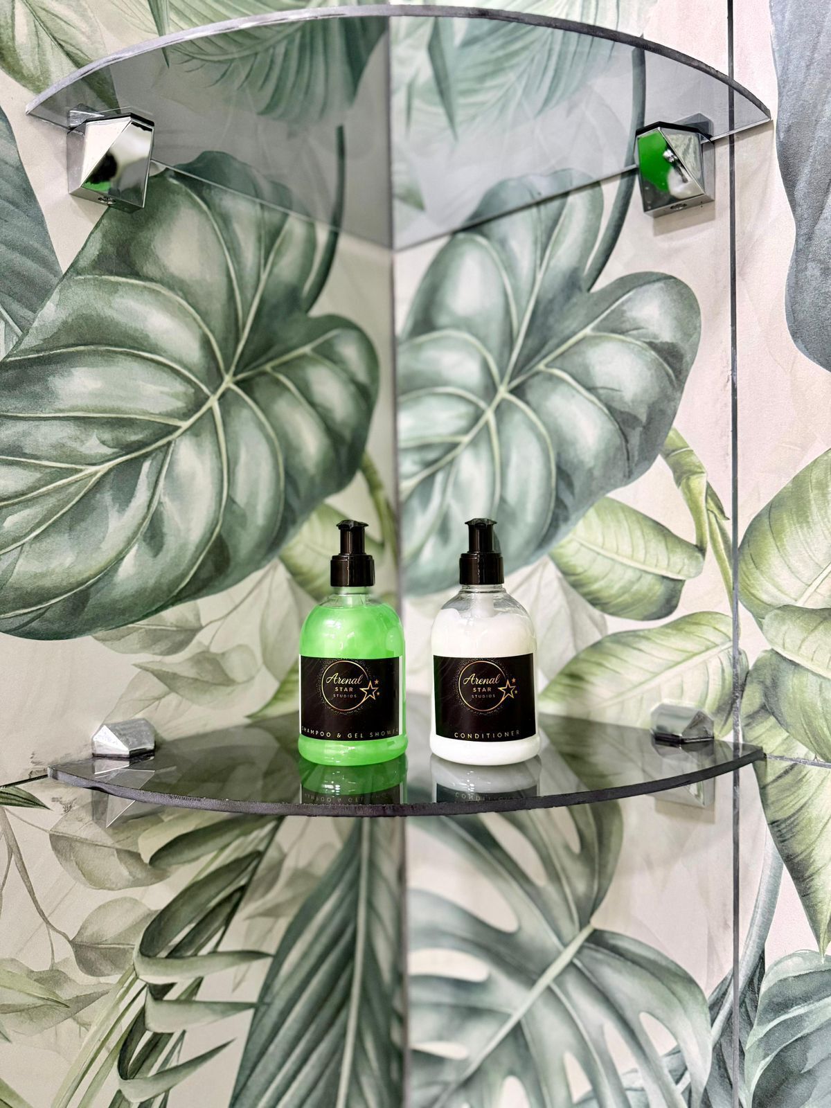 Estudio Deluxe, vista al jardín | Amenidades de baño | Regadera, secadora de cabello, toallas, jabón 