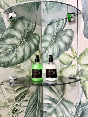 Deluxe Studio, Garden View | Bathroom amenities | Shower, hair dryer, towels, soap - Arenal Star Studios  (Provincia de Alajuela)