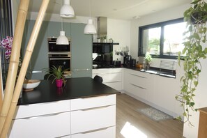 Private kitchen - Between Ocean and Forest in Léon beautiful contemporary wooden house for 8 people. (Léon)