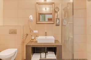 Habitación doble | Baño | Secadora de cabello, toallas, jabón, shampoo 