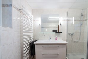 Douche, sèche-cheveux, serviettes fournies, savon