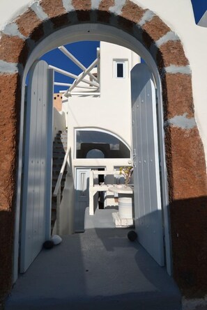 Property grounds - Christina's Cave House (Santorini)