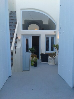 Exterior detail - Christina's Cave House (Santorini)