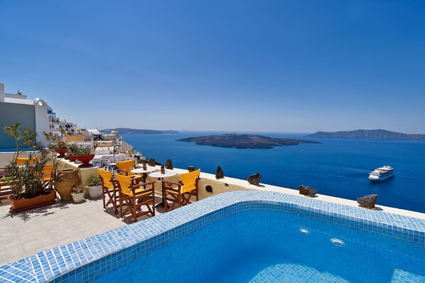 Pool - Iriana Apartments (Santorini)