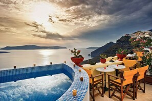 Pool - Iriana Apartments (Santorini)