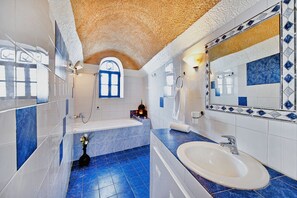 Bathroom - Iriana Apartments (Santorini)