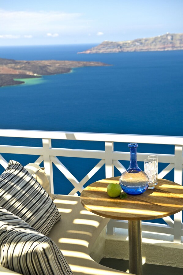 Property grounds - Enigma Apartments & Suites (Santorini)